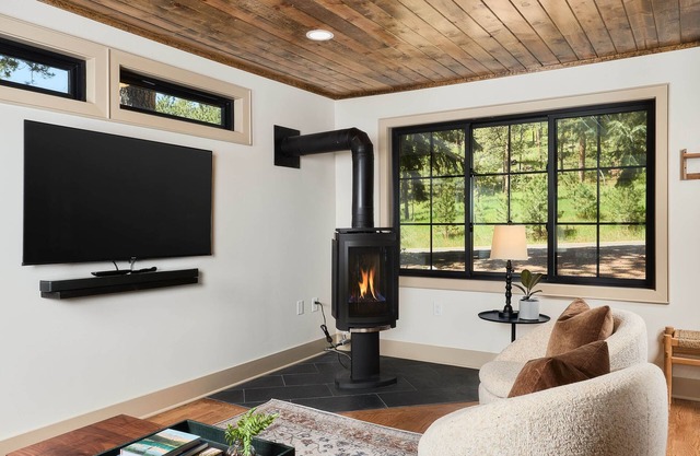 Riverside Oasis: Hot Tub, Fire Table & Scenic Cold Plunge