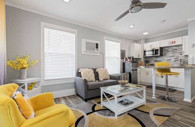 Riverview Yellow: Downtown Melbourne Apartment