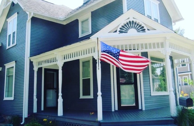 Riverwalk Retreat on Main. Spacious updated Victorian Home in the heart of Niles