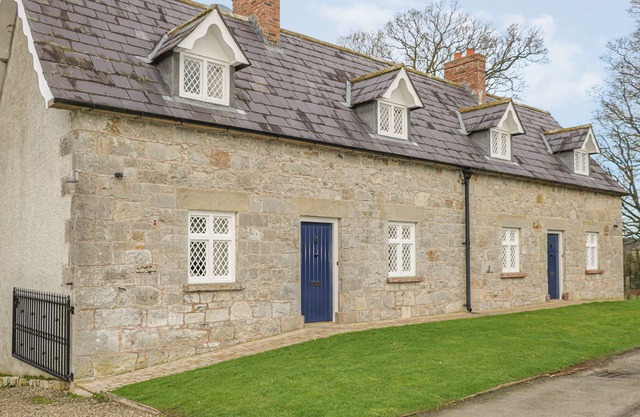 ROBERTSON'S COTTAGE, pet friendly, with open fire in Killylea