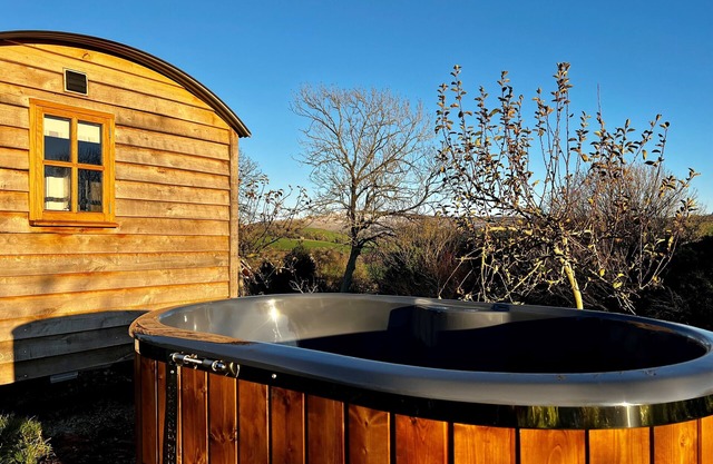Robins Retreat - orchard with hot tub - see extras