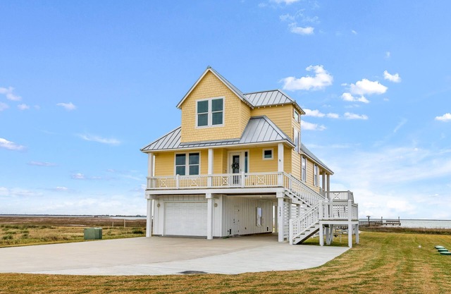 Rockport Bay Home- Private Lighted Pier: kayaks and kayak launch NO EXTRA FEES