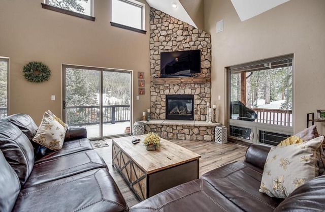 Rocky Mountain Place - Stunning Mountain Views with Private Hot Tub! Near Breckenridge