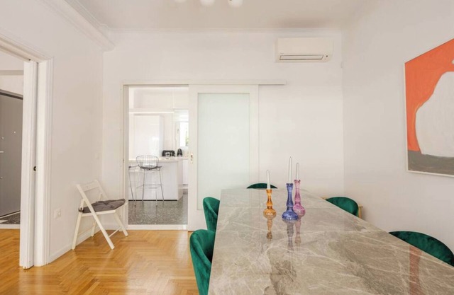Rodothea apartment 2, 3 bedroom Sunny & Luxury apartment in the heart of Athens