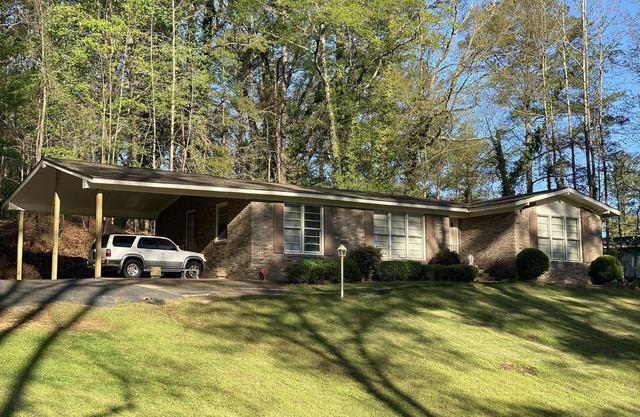 Roll Tide! Game day University of Alabama visit, work or business. 3 BR & 2 BA.