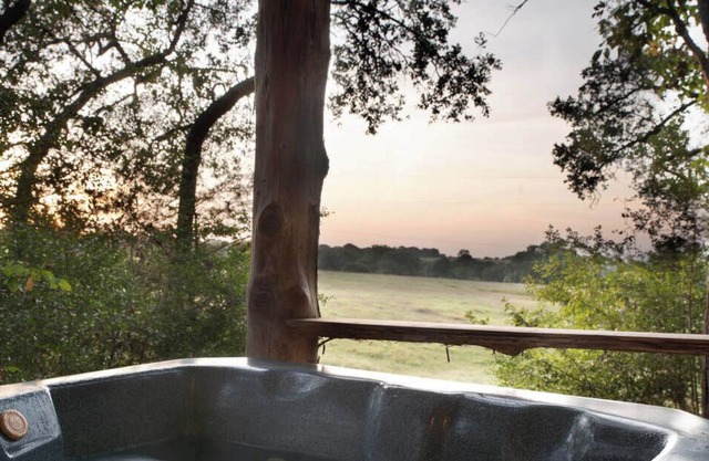 Romantic and Private Spa Cabin with Hot Tub at Scenic Hill Retreat