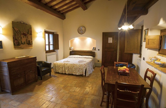 Romantic apartment with garden in a farmhouse with swimming pool