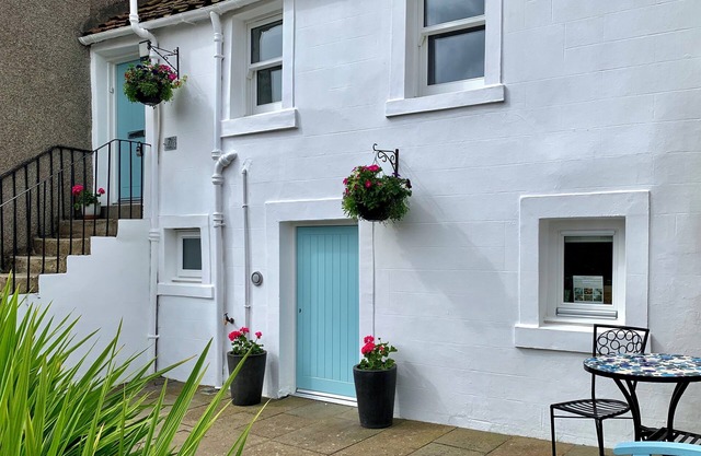 Romantic Boutique Bolthole In Pittenweem Near St Andrews. Small dogs welcome.