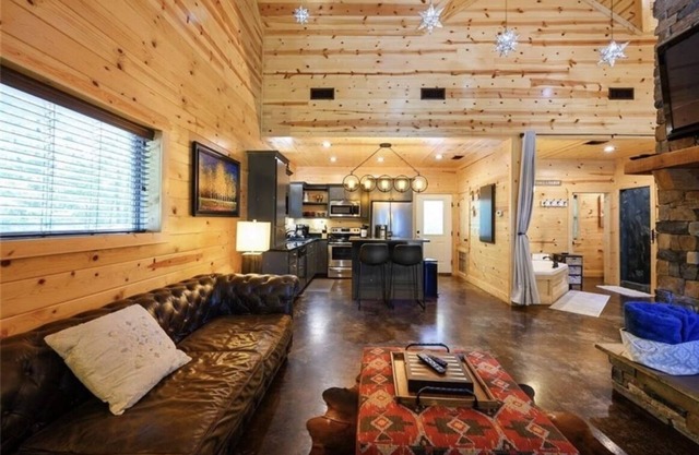 Romantic Broken Bow Hideaway w/BBQ-Hot Tub-Fire Pit