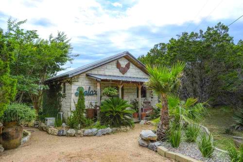 Romantic Cabin Retreat with a Private Hot Tub and Pool in Wimberley, Texas