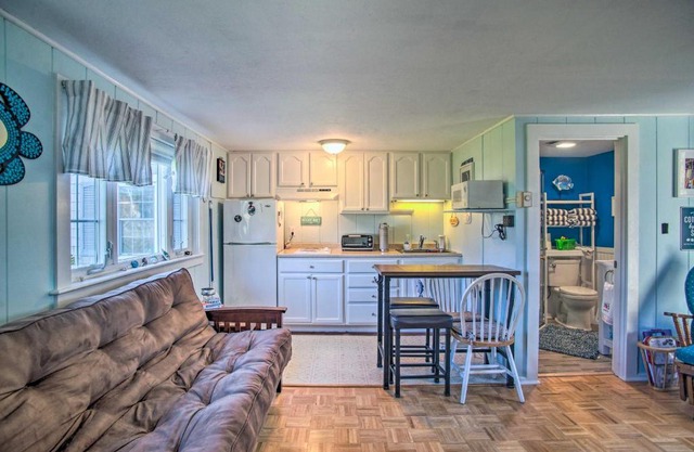 Romantic Cape Cod Studio with Patio, Near Beaches