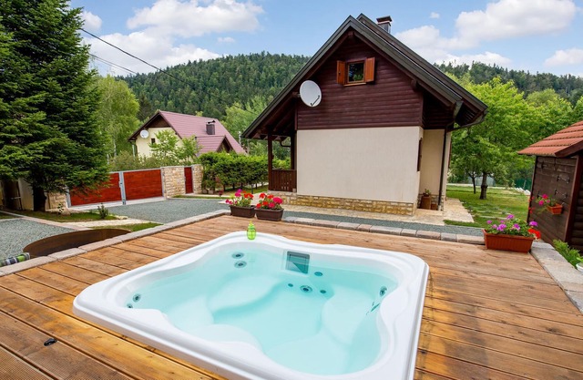 Romantic cottage spacious property near the lakes Bajer and Lepenica.