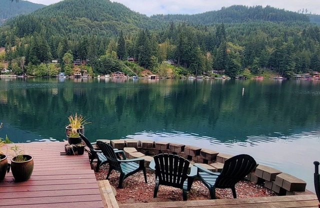 Romantic cottage w/spacious private dock on Lake Sutherland, Kayak/SUP, WiFi