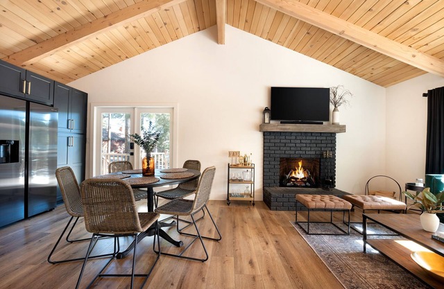 Romantic Getaway Cabin w/private hot tub, deck and fireplace