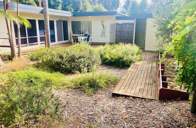 Romantic getaway, nestled amongst beautiful gardens. Wineries/golf courses/beach