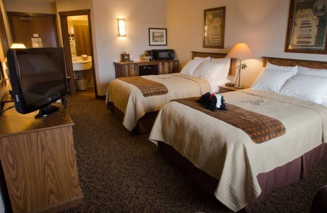 Romantic Getaway Spot: Whirlpool, Outdoor Patio & Nature Views