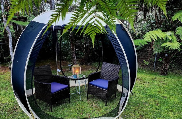 Romantic singing Cottage, soak hot tub, outdoor shower 5min to HI volcano park