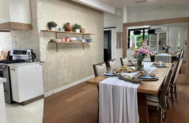 Romantic style El y Ella home. nCozy family- sized . .