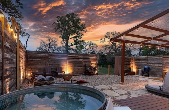 Romantic Tiny Luxury Retreat w/ sauna & EV charger