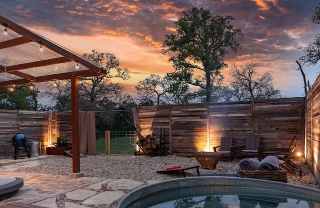 Romantic Tiny Luxury Retreat w/pool & sauna