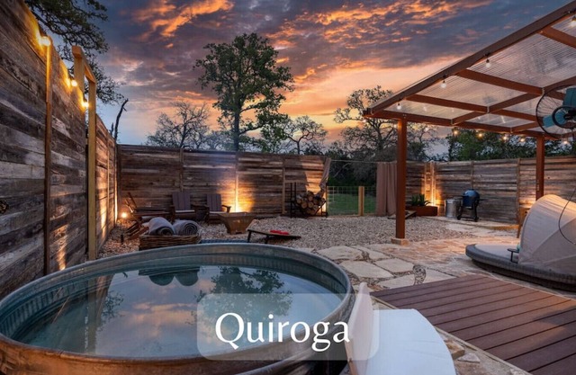 Romantic Tiny Luxury Retreat w/hot tub, sauna & outdoor shower in Wimberley/10 acres