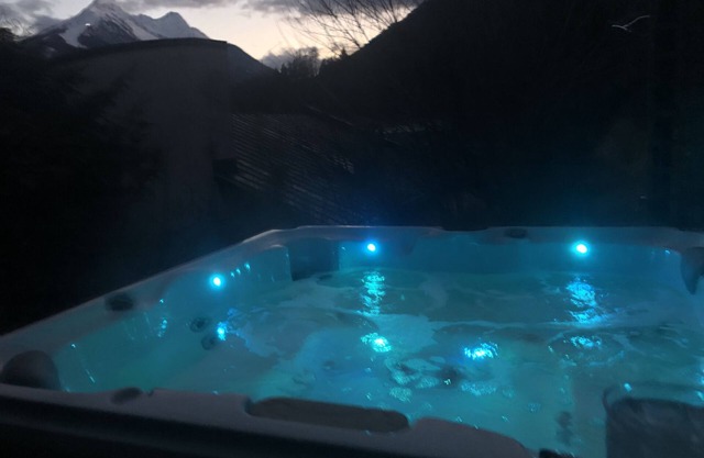 Romantic Tyrolian Apartment with whirlpool & sauna