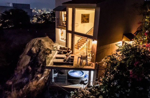 ROMANTICA ZONE! CLICK HERE! VILLA&CAR! Map distance off. Villa is in Old Town!