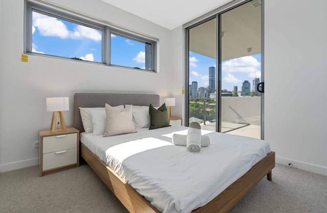 RooCrest | New 2BR Apt w/Free Parking & Netflix