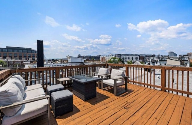 Rooftop Deck Escape! Free Parking!