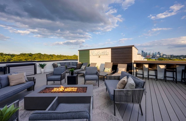 Rooftop Skyline Views DT Nash Sleeps 12