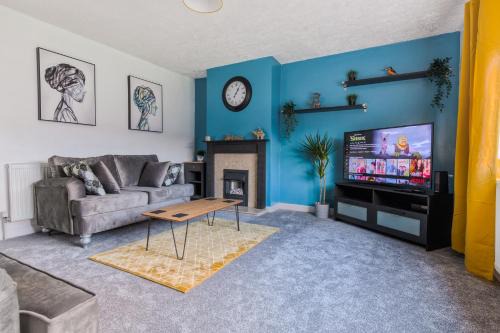 Rookwood house - spacious home with free parking - Short Stay Leeds