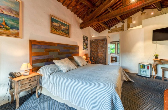 Room '14' with shared pool, Wi-Fi and air conditioning