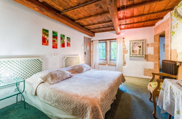 Room 'Chambre 11' with Shared Pool, Wi-Fi and Air Conditioning