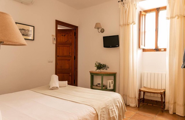 Room 'Doble Económica' with Shared Pool, Wi-Fi and Air Conditioning
