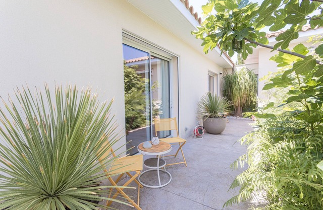 Room 'Esprit Du Soleil' with Shared Pool, Wi-Fi and Air Conditioning