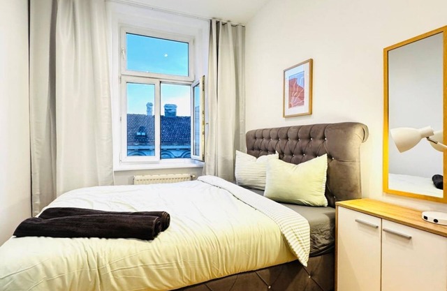 Room for 2 in a 4BR Apt; Near Kaufpark Alterlaa