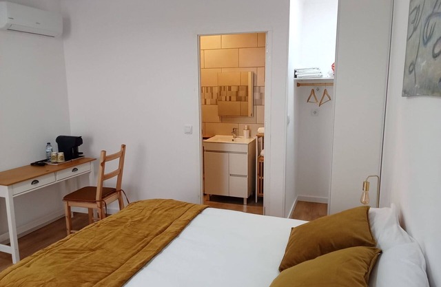 Room 'Quarto 4 Rc - Quinta Df' with Mountain View, Wi-Fi and Air Conditioning