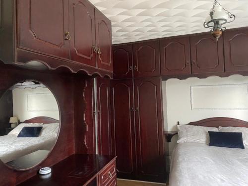 Room with a double bed to rent