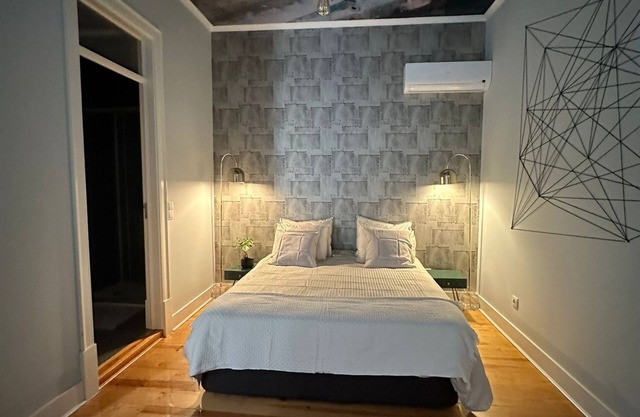 Room with private bathroom in the center of Lisbon.