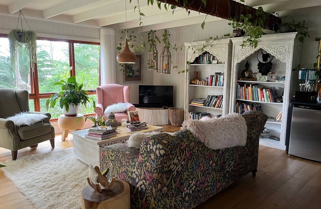 Rooms available Dangar Island, Artist retreat 2 minutes walk to the beach