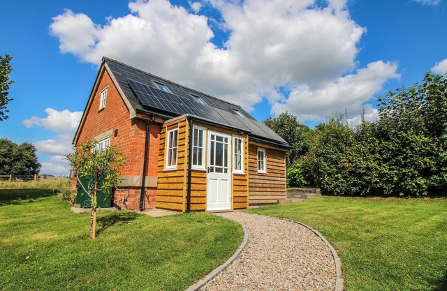 ROSE COTTAGE, family friendly, with a garden in Garway