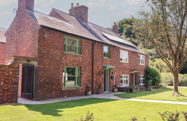 ROSE COTTAGE, pet friendly, with open fire in Oakham