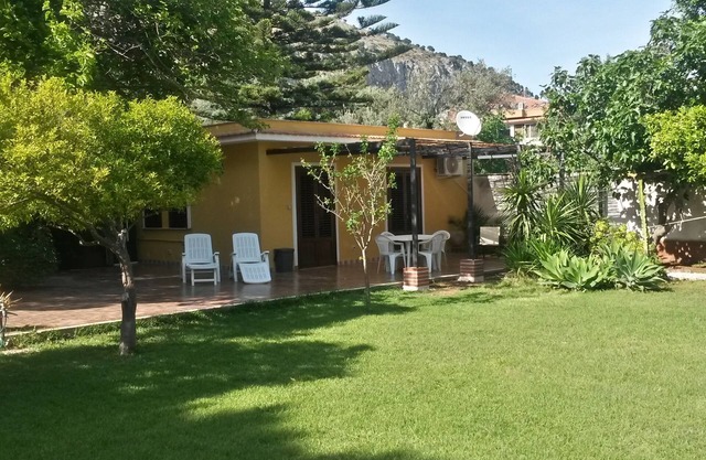 Rose's cottage (very close to the sea)
