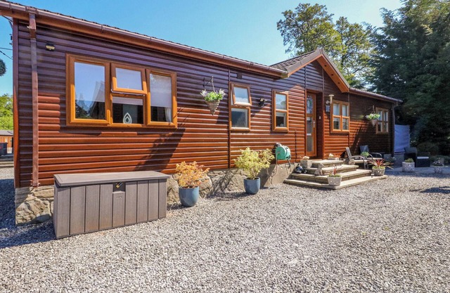 ROSEGRACE LODGE, pet friendly, with a garden in Auchterarder