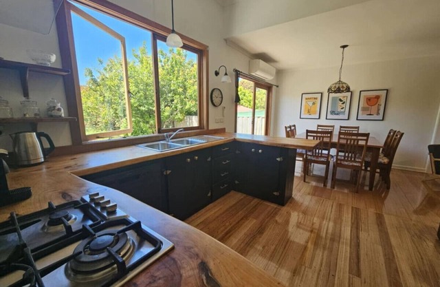 RoseIris Cottage - City Charm