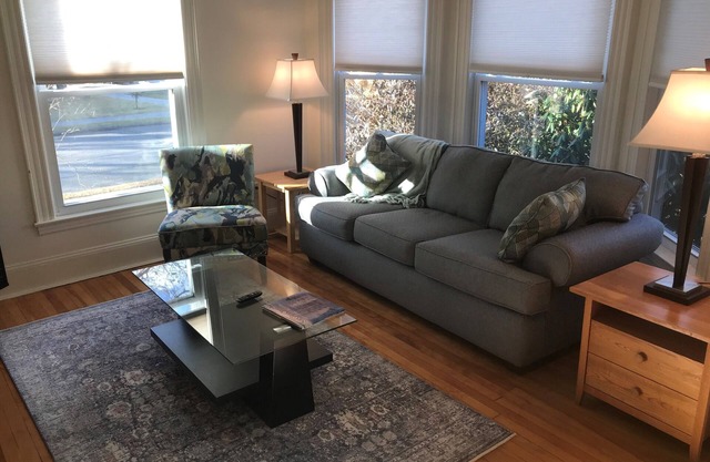 Rosemont 1st Fl: 2BR: Sunny Spacious Convenient 21-day rental March & April '23