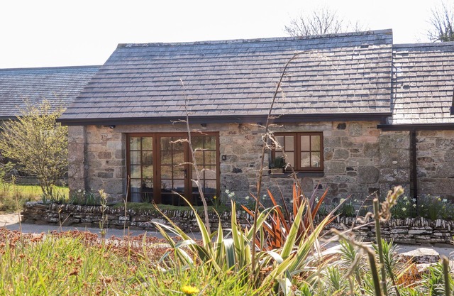 ROSEWARRICK COTTAGE, romantic, with hot tub in Lanivet