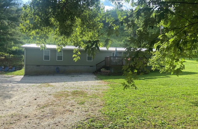 Rosey's Retreat Charming 2-bedroom Country Cottage in LaFollette, Tennessee WiFi