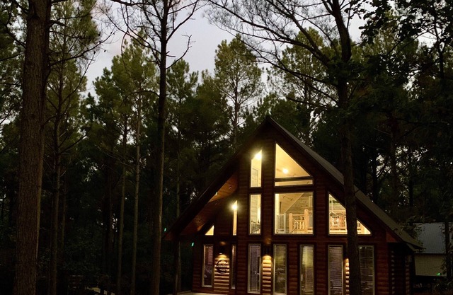 Rowdy Coyote 🐺 Luxury Cabin-ZipLine-Arcade-Foosball-HotTub-FirePit-Gas Grill