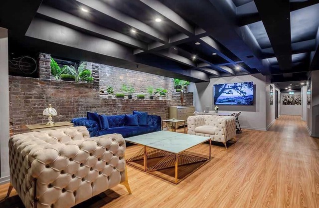 Royal Duo – Downtown MTL Stay